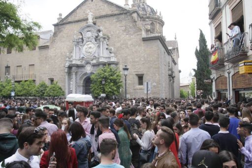 críticas al día de la cruz por botellona en Granada